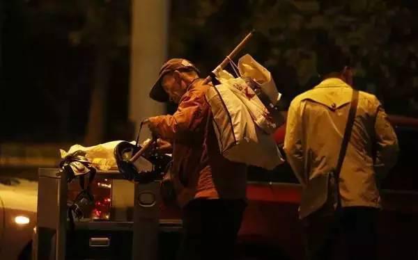 含著淚看完的！一位拾荒老人，溫暖了整個(gè)人間